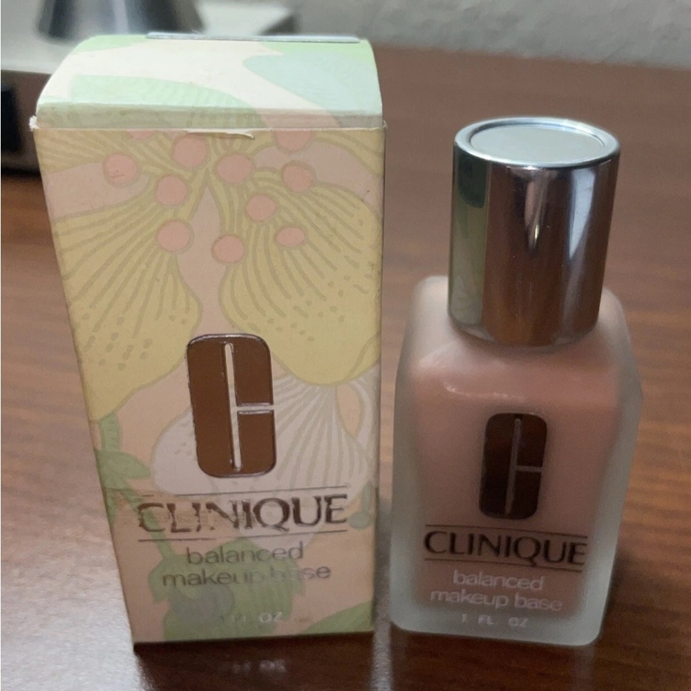 Clinique Balanced Makeup Base 1 fl oz in 08 Sun Glow (New In Box)